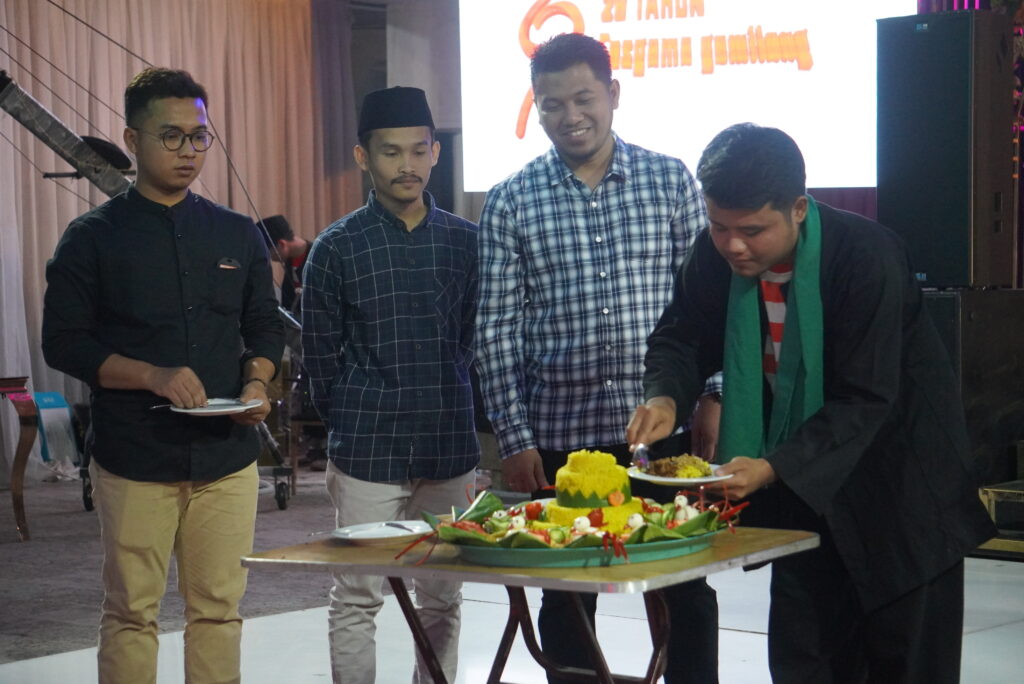 Prosesi pemotongan tumpeng oleh Klèbun Fosgama Mesir